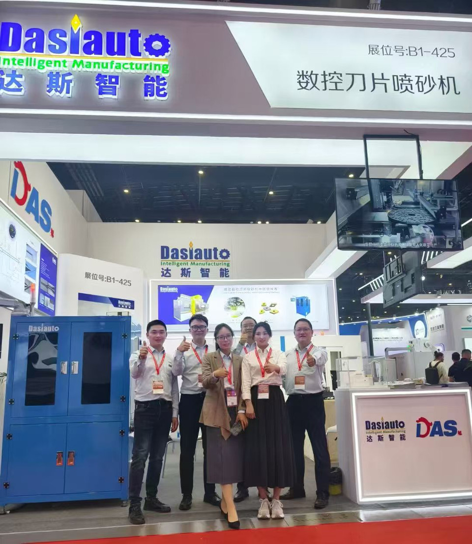 Group standing at a DasiAuto exhibition booth
