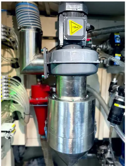 Vertikales Anlagenbauteil mit angeschlossenen Rohrleitungen
