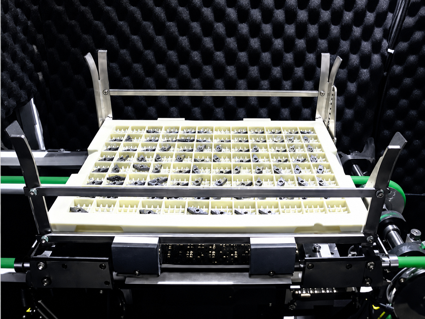 DC-40 tray loading arrangement with cutting inserts